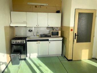 TOP LOKALITA - veľký 1i byt na Malinovského ul. v Brezne - 3