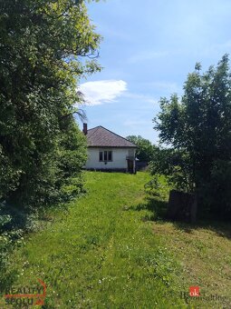 Ideálny pozemok v srdci obce s historickým rodinným domom  - - 3