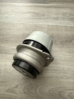 OEM nový držák motoru VW Touareg 7L Audi Q7 4L - 3