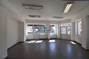 Atraktívny obchodný priestor na prenajám na rušnej ulici v G - 3