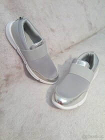 Nove damske sedo-strieborne slip-on tenisky - 3