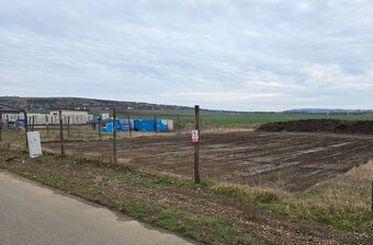 Stavebný pozemok 741 m², Vrádište s IS - 3