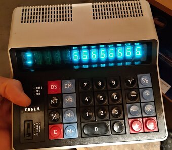 Funkční retro kalkulačka TESLA OKU107 z roku 1984 - 3