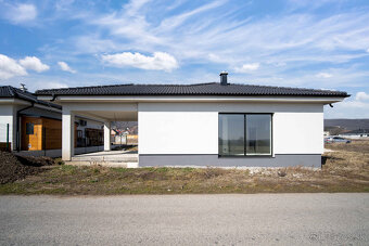 Novostavba- Bungalov s pekným výhľadom na Smolenický zámok - 3