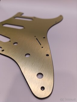 Pickguard pre STRATOCASTER brúseny hliník zlatý - 3