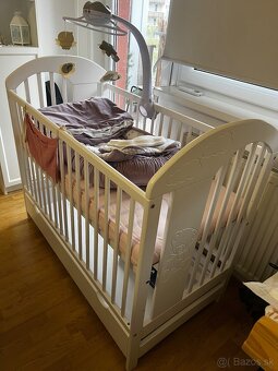 Postielka s hniezdom a kolotočom - 3