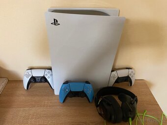 Predám PS5 s 3 ovládačmi a headsetom - 3