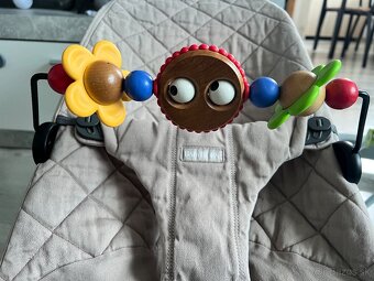 Lehátko Babybjorn s hračkou - 3