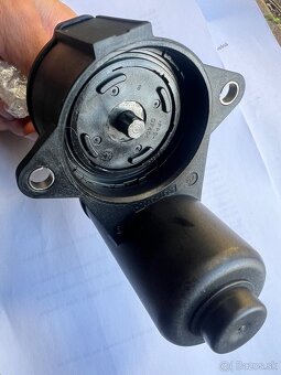 Audi a6 c6 servo motor rucnej brzdy - 3