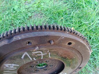 Zotrvačnik Lada niva - 3