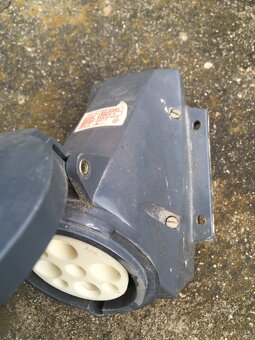 Zásuvky a istič 380V - 3