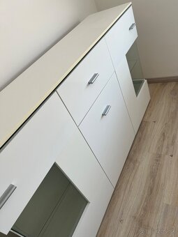 Biela leskla komoda - 3