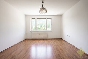 Exkluzívne na predaj priestranný čiastočne prerobený 3 izbov - 3