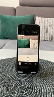 Apple iPhone SE 2020 Black, iOS 26 - 3