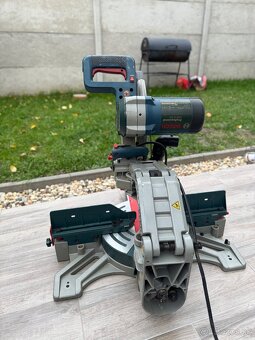 Kapovacia a pokosová píla Bosch - 3