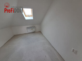 PREDAJ 2 x 3 izbový holo byt v centre mesta Šurany. - 3