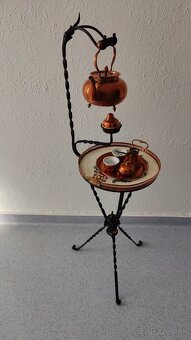 Starožitný servírovací stôl s medenou kanvicou - 3
