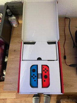 Nintendo Switch OLED - TOP stav + 2 ovládače + 2 hry - 3
