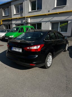 FORD FOCUS SEDAN - 3