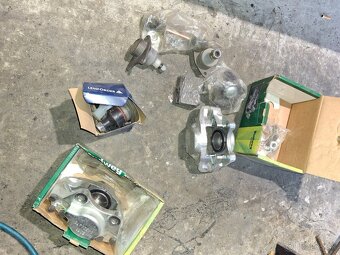 Predám brzdové strmene a platničky na ford cortina mk5 - 3
