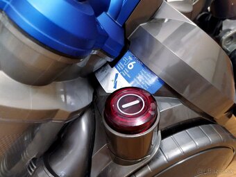 CYKLÓNOVÝ VYSÁVAČ DYSON - 3