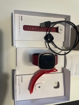 Krásne hodinky Fibit Versa 4 RED - 3