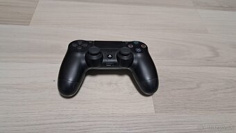 PS4 Slim(179€) s ovládačom, a 17 hrami.(430€) - 3