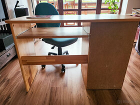 Predám drevený písací stôl aj so stoličkou. - 3