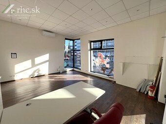 PRENÁJOM PRESKLENÉ PRIESTORY OPROTI MSÚ - SOV. HRDINOV - 3