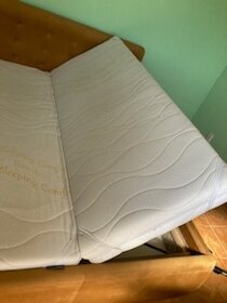 Predám manželskú posteľ so zánovnými matracmi - 3