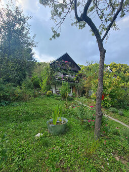 Záhrada s murovanou chatou s nádherným výhľadom - 3