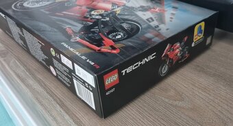 Predám LEGO Technic 42107 Ducati Panigale V4 R - 3