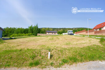 Stavebný pozemok 692 m2 – výborná poloha s výhľadom na hrad - 3