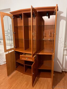 Skriňa s vitrínou - 3