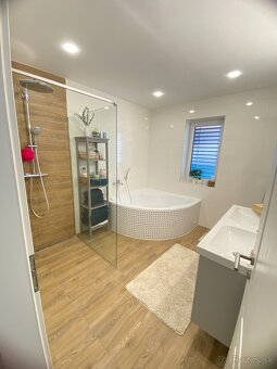 NA PREDAJ: 5-izbový rodinný bungalov 4 km od Senca - 3