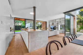 Moderný dom ukrytý za nenápadným vizuálom z ulice - 3