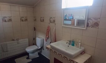 Na predaj: Priestranný rodinný dom s garážou a vinohradom v - 3