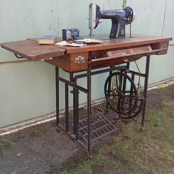 starý šijací stroj LADA - 3