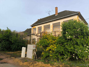 NA PREDAJ: Veľký dvojgeneračný rodinný dom v obci Komoča - 3