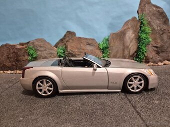 Prodám model 1:18 cadillac XLR - 3