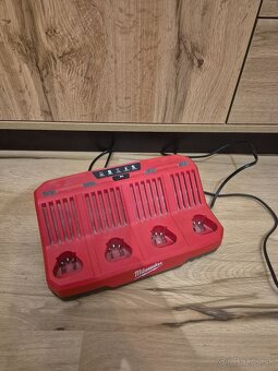 MILWAUKEE M12™ 4-portová nabíjačka - 3