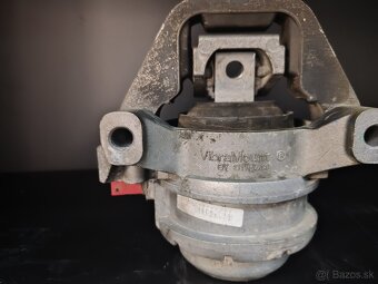 Uloženie motora Audi s8 - 3