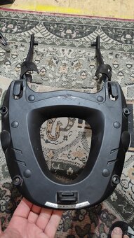 Nosič spolu s kufrom Givi na Suzuki SV - 3