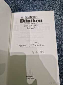 Erich Von Däniken kniha s podpisom - 3