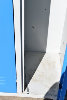 4-dverová šatníková skriňa s dlhými dverami a nožičkami - 3