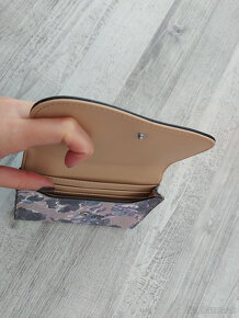 nová fialová guess peňaženka - 3