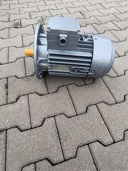 2,2kw/1400ot.minprirubovy elektromotor nepoužitý. - 3