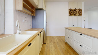 NA PREDAJ Moderný 4-izbový rodinný dom v tichej lokalite - 3