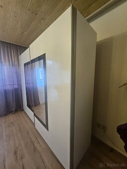 Šatníková elegantná skriňa so zrkadlom – biela s leskom - 3