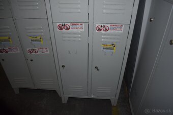 4-dverová šatníková skriňa s krátkymi dverami, s nožičkami - 3